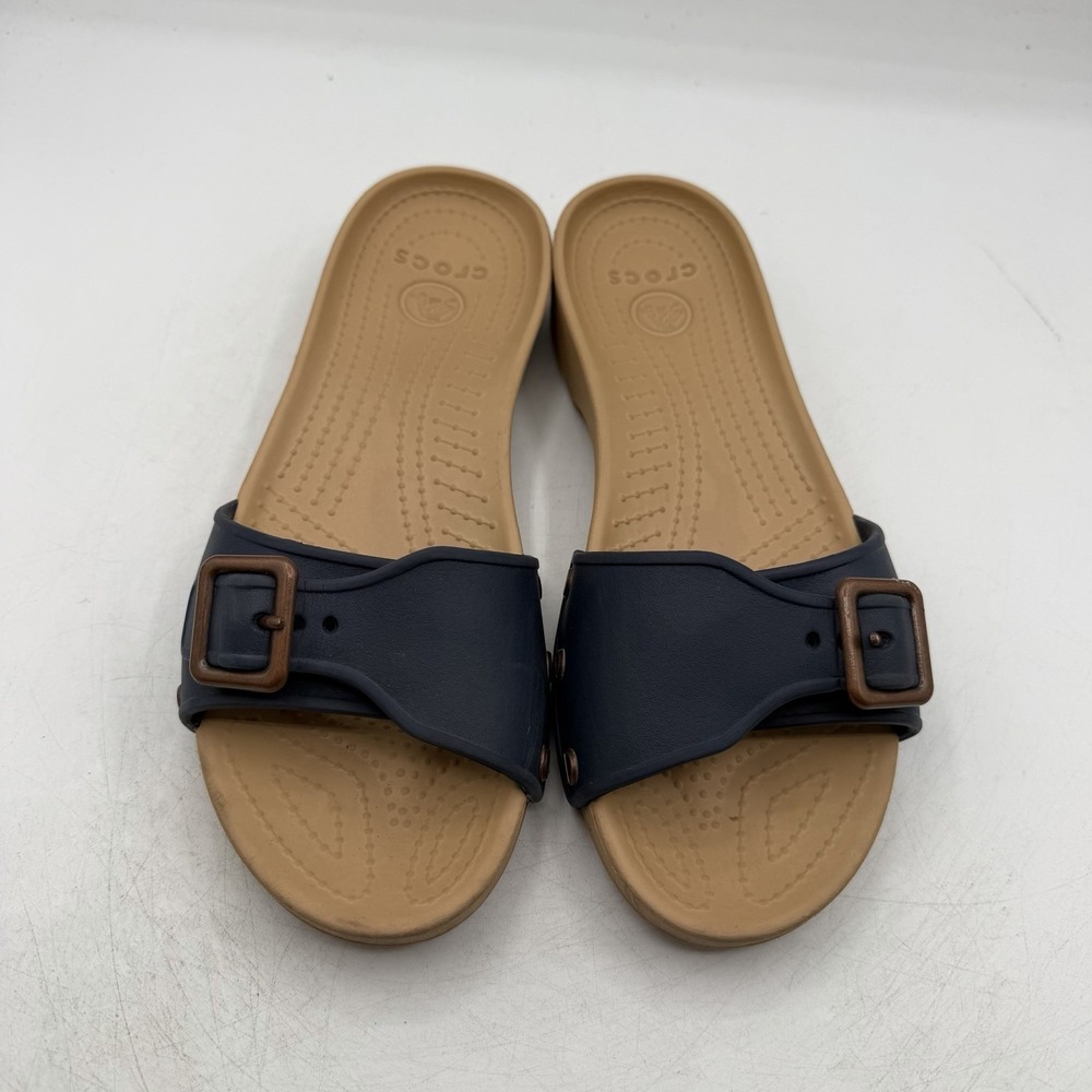 Crocs‎ Sarah Sandals Womens Sz 6 Beige/Navy Blue Slip On Slides Buckle 203054 - Picture 5 of 11